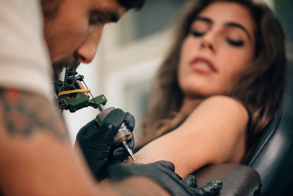 Do tattoo artists use numbing cream?